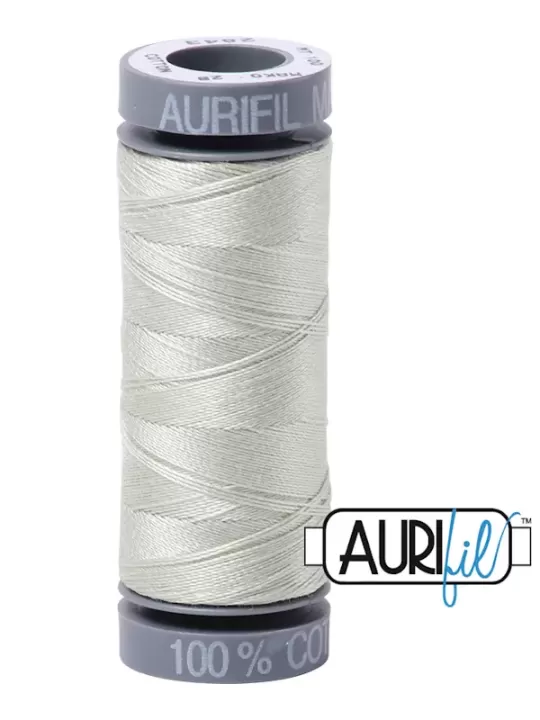 Fil Coton Mako 28 Aurifil 2843 Light Grey Green - Petite bobine de 100 mètres
