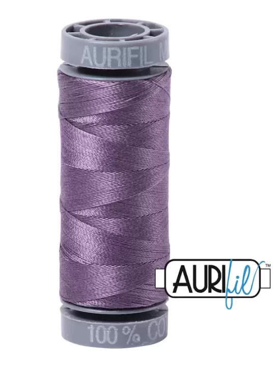 Fil Coton Mako 28 Aurifil 6735 Plumtastic - Petite bobine de 100 mètres