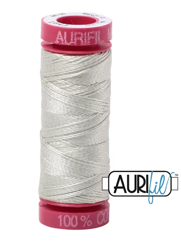 Fil Coton Mako 12 Aurifil 2843 Light Grey Green - Petite bobine de 50 mètres