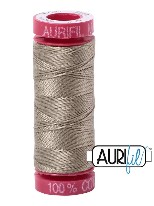 Fil Coton Mako 12 Aurifil 2900 Light Khaki Green - Petite bobine de 50 mètres