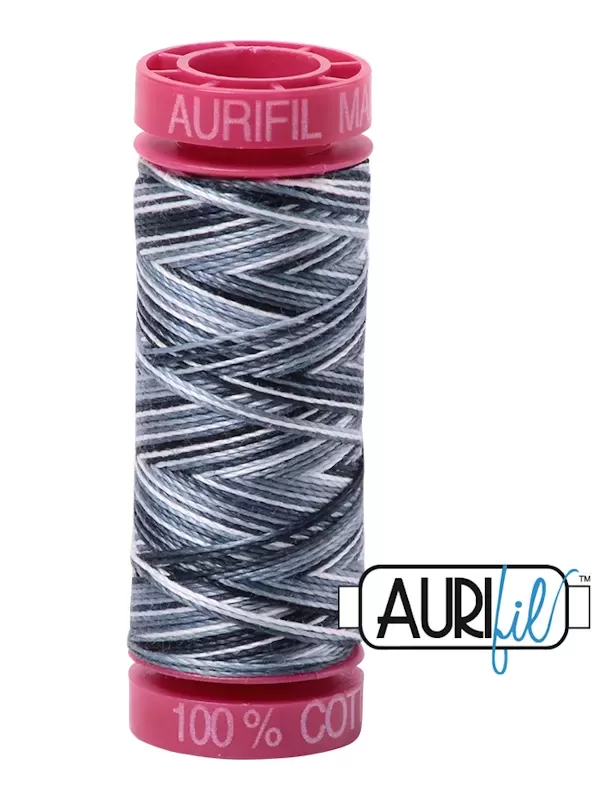 Fil Coton Mako 12 Aurifil 4665 Graphite - Petite bobine de 50 mètres