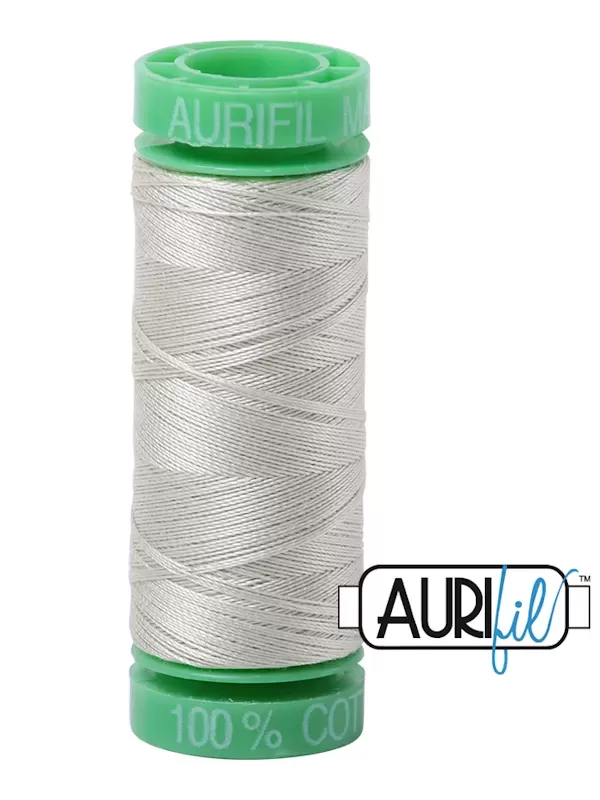 Fil Coton Mako 40 Aurifil 2843 Light Grey Green - Petite bobine de 150 mètres